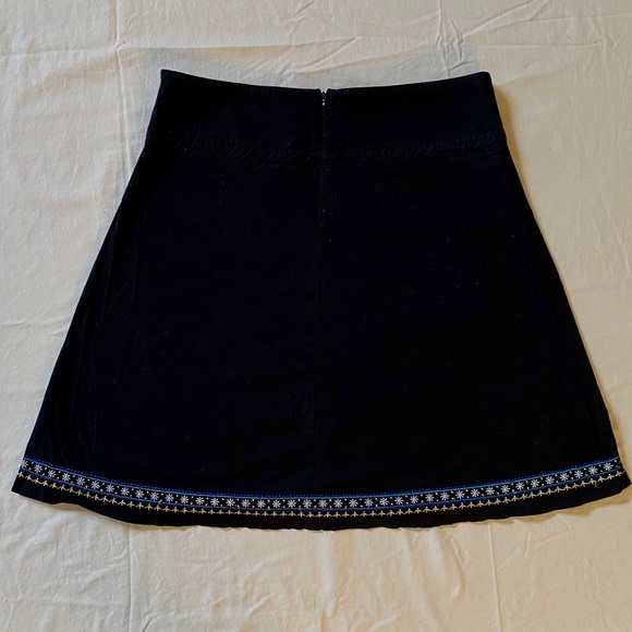 Intricate embroidered skirt - Picture 2 of 3